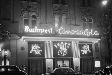 A Nagymező utcában álló Budapest Táncpalota (Moulin Rouge) egy 1958-as felvételen. Forrás: Fortepan / Bauer Sándor