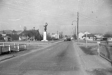 a Balatoni út és a Budaörsi út találkozása, Osztapenko szobor, 1960. Forrás: Fortepan / UVATERV