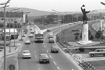 Osztapenko szobor a Balatoni út és az M1-M7 közös szakaszánál a Budaörsi út irányából nézve, 1974. Forrás: Fortepan / Urbán Tamás