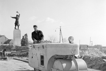 M1-M7 autópálya közös szakaszának építése a Budaörsi út, az Osztapenko szobor felé nézve, 1965. Forrás: Fortepan / UVATERV