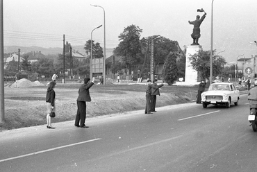 Stopposok a Balatoni útnál, háttérben a Budaörsi út és az Osztapenko szobor, 1966. Forrás: Fortepan / Magyar Rendőr