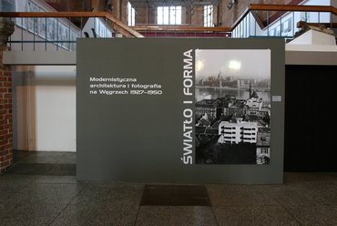 A Fény és Forma kiállítás a 2003-as Műcsarnoki bemutatót követően, a képen a tárlat 2007-es, a wroclawi Építészeti Múzeumban történő bemutatkozása látható. 