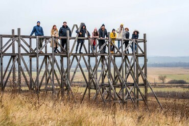 A teljes csapat – csapatépítő kirándulás, Ipolytarnóc, 2021. november – fotó: Gulyás Attila