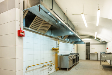 A boltozott alagsori helyiségben – pont az eredeti konyhák helyén – ma korszerű, teljes felszereltségű főzőkonyha áll rendelkezésre, ahol a szalonokban egykor felszolgált fogások elkészíthetőek lesznek. 