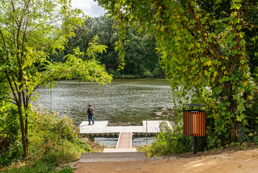 A kastélyparkot körülölelő Tisza-holtágon csónakkikötő is létesült.