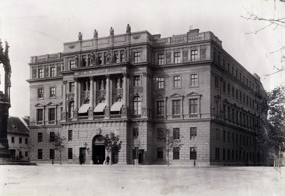 A Honvédelmi Minisztérium épülete, A Forrás: Fortepan / Budapest Főváros Levéltára / Klösz György 
