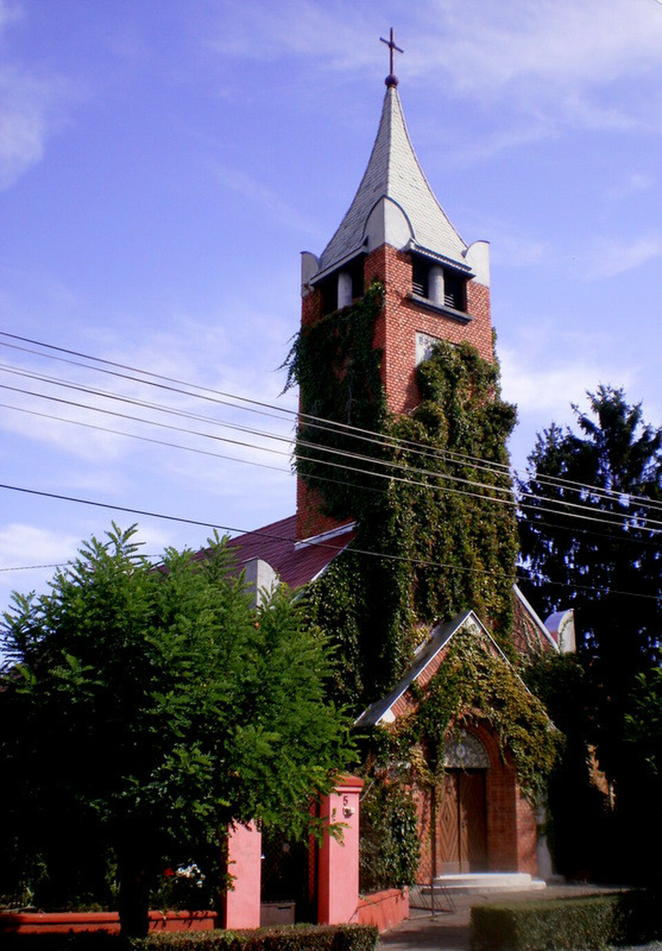 A Sándy Gyula által tervezett evangélikus templom, 2019 © commons.wikimedia.org