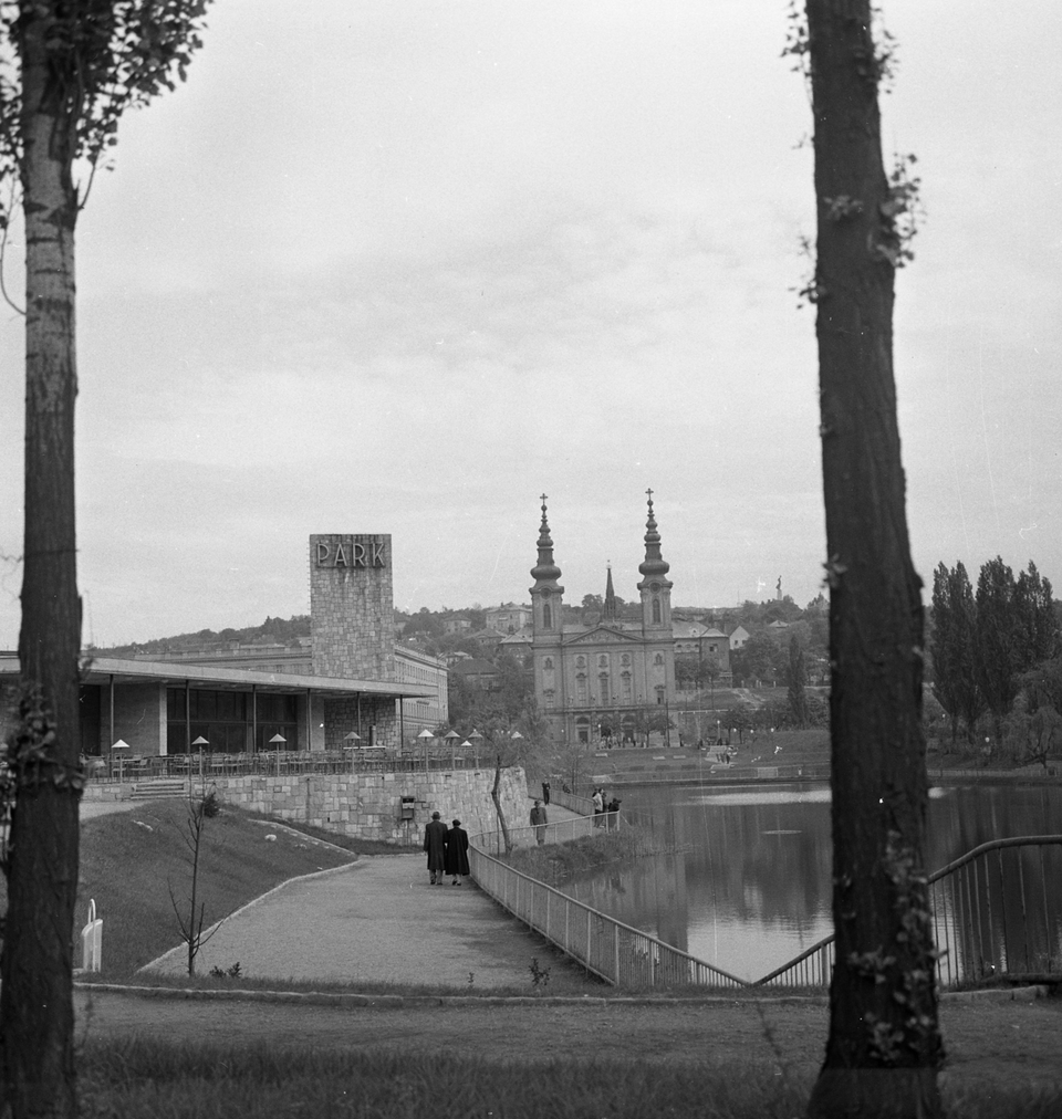 A frissen elkészült Tó Étterem, Reischl Antal munkája a Mőcsényi Mihály tervei szerint átalakult parkban a Feneketlen-tó mellett, Budán. 1961. Fotó: Fortepan, Kotnyek Antal
