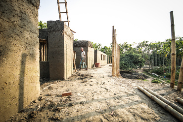 Anandaloy közösségi ház Bangladesben – Tervező: Studio Anna Heringer – Fotó: Stefano Mori