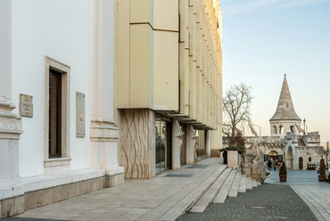 A szálloda építésével együtt készült el a Halászbástya, és a Mátyás-templom körüli tér rendezése is, ügyelve arra, hogy az új építésű falak határozottan elkülönüljenek a régiektől.