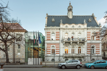 Az Andrássy út és a Bajza utca sarkán látványos szecessziós villapár áll, a Schanzer-villa, a szomszédjában Freund Adolf építész saját magának építtetett lakóháza. 2018 óta mindkettő a Magyar Művészeti Akadémia székháza, kortárs bejárattal összekötve. 