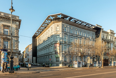 A Csengery utca sarkán, 1880-ban épült egykori bérházban immár húsz éve működik a Terror Háza múzeum.