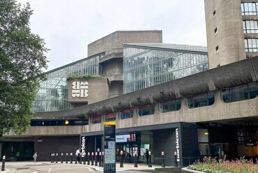 Barbican Centre, London. Chamberlin, Powell and Bon. Forrás: Wikimedia Commons