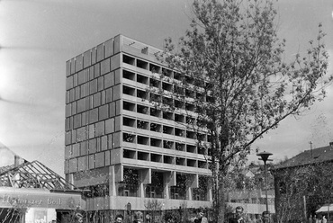A Fő téren álló épület egy 1964-es felvételen. Forrás: Fortepan/Bauer Sándor