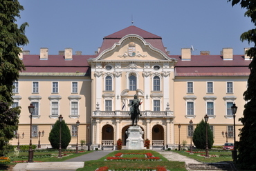 A MATE Szent István Campusának leghíresebb épülete, a Kertész K. Róbert és Sváb Gyula által 1923-ban tervezett egykori premontrei gimnázium és rendház. Forrás: Wikimedia Commons
