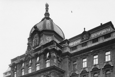 Az Egyetem téri, ma az ELTE Állam- és Jogtudományi Karának otthont adó épület egy 1940-es felvételen. Forrás: Fortepan / Somlai Tibor