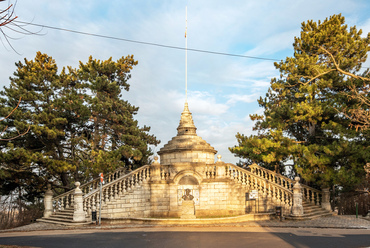 Párszáz méterre dél felé, már a Széchényi-hegy fennsíkjának szélén áll az Ybl Miklós által 1884-ben tervezett gloriette, artézi díszkút foglalása, Széchényi emlékmű néven. Kút azonban nincs alatta, hiszen eredetileg egész máshol állt...