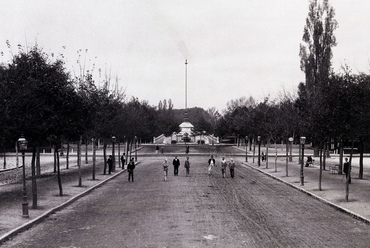 A mai Hősök tere helyén, kevesebb, mint húsz éven át díszítette az Andrássy út végét, majd a ma látható tér építése előtt lebontották, és a Széchenyi-hegyen építették fel.  Forrás: Fortepan/ Budapest Főváros Levéltára- Klösz György