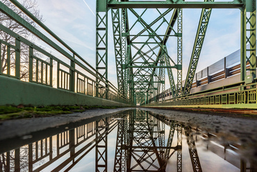 Az összetett szerkezet vezető tervezője, Tantó Pál, a híd építésének befejezése után már hazánk első modern, hegesztett hídszerkezetén dolgozott, ami öt évvel később készült el a győri Mosoni-Duna fölött, már nagyságrendekkel egyszerűbb felépítéssel.