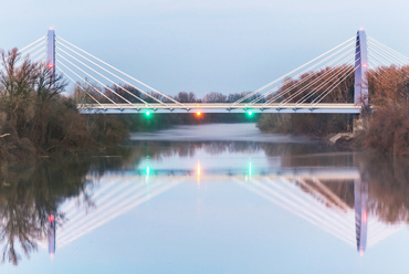 Ha 2010 előtt épül meg, akkor 152 méteres fesztávolságával a Tisza legnagyobb nyílású hídja lehetne, azonban a tizenegy éve álló Móra Ferenc híd 180 méteres, szintén ferdekábeles nyílása a második helyre teszi. 