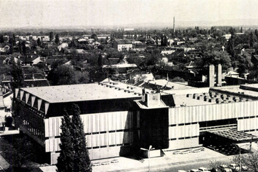 Ilyennek láthatták az uszodát az Árpád úti lakóházakból. Forrás: Magyar Építőművészet (1975)