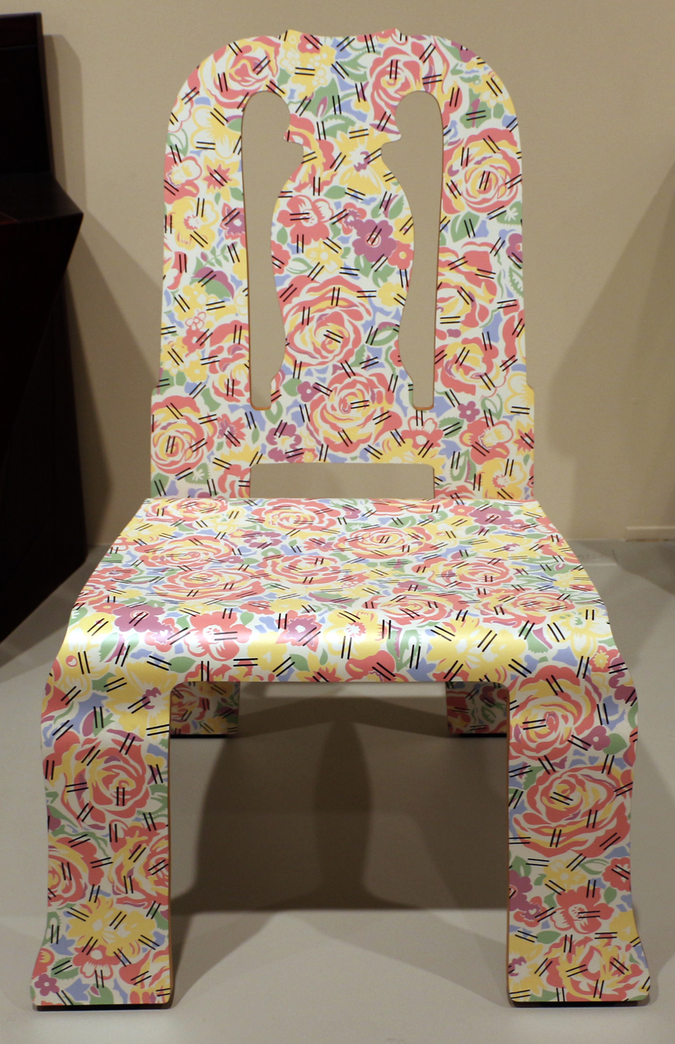 A Knoll számára Robert Venturival közösen tervezett szék egy Queen Anne stílusú szék sziluettjét ötvözi a hajlított lemezzel és egy giccses mintával. Forrás: Wikipedia