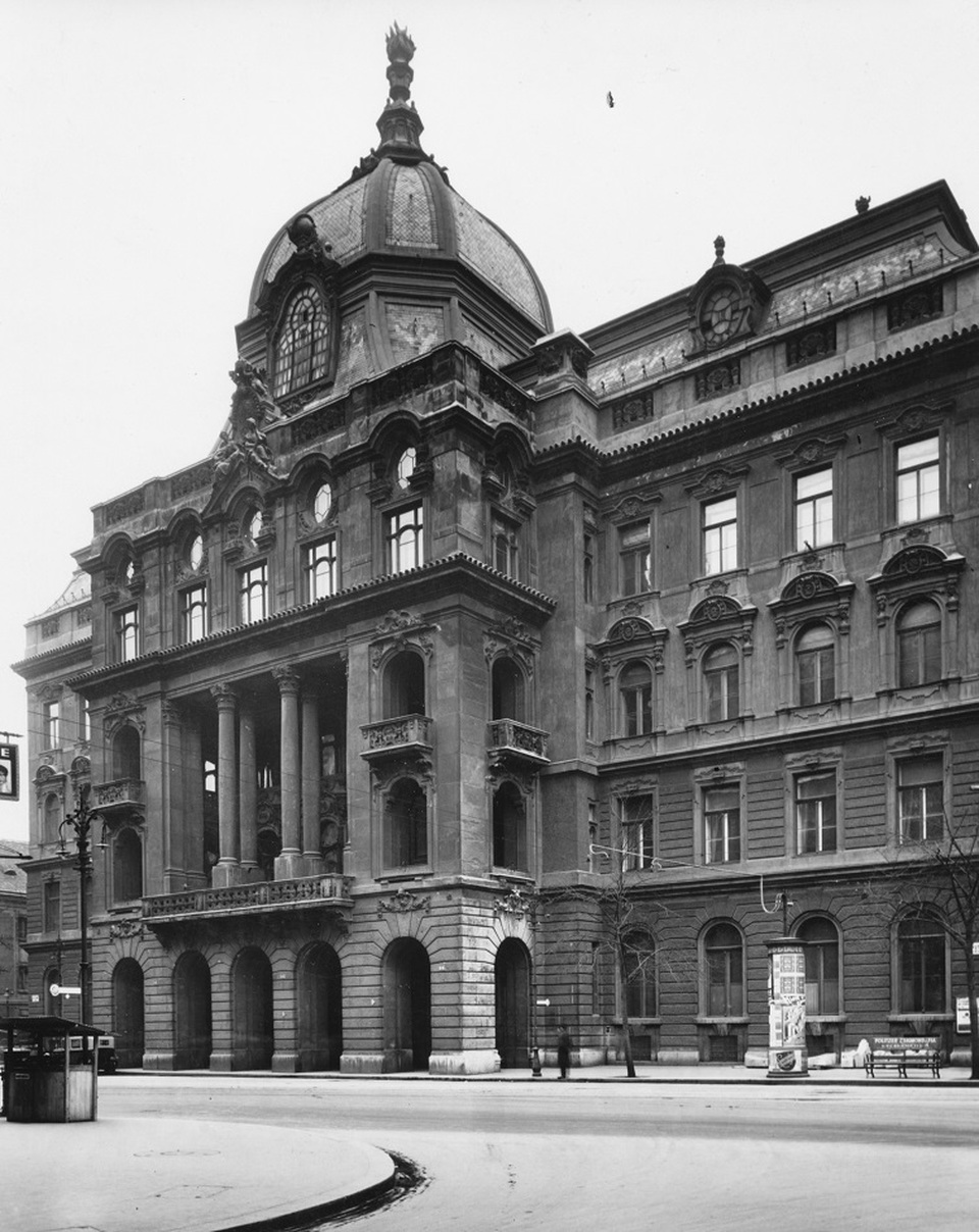 Az Egyetem téri, ma az ELTE Állam- és Jogtudományi Karának otthont adó épület egy 1940-es felvételen. Forrás: Fortepan / Somlai Tibor