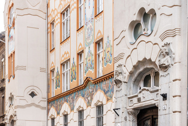 Az 1908-ra elkészült épület terveit a kor több fővárosi iskolájához hasonlóan, Hegedűs Ármin készítette, akinek nevéhez a Szervita téri török bankház, vagy a Gellért Szálló is kötődik.