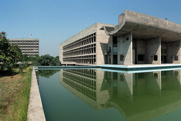 Le Corbusier: Nemzetgyűlési Palota, Csandigárh, India. Forrás: Wikipédia