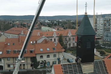 Az új torony elhelyezésének pillanatai. Forrás: Tata Város Facebook videó	
