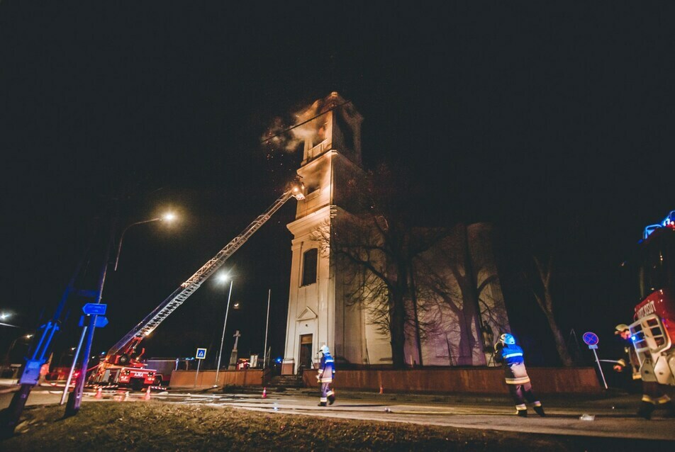 Kiégett Ajka tósokberéndi katolikus templomának tornya