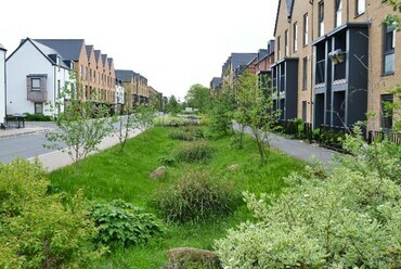 Bal oldal: Vegetációval borított árok. Forrás: allenpyke.co.uk (St. Andrews Park) [7] - Jobb oldal: Út menti esőkertek. Forrás: susdrain.org esettanulmány: Greening streets, retrofit rain gardens, Nottingham