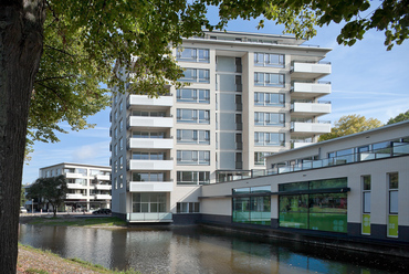 	A nagyobb lakósűrűségű, magsabb beépítések a terület szélén. Építész: Steenhuis Bukman Architecten. Fotó: Jannes Linders