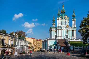 A város jellegzetes, ukrán barokk stílusú templomai, a nyugati társaikhoz képest kevésbé organikus díszekkel épültek. Közülük az egyik leglátványosabb a Szent András templom.