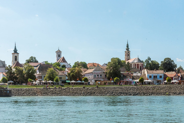 A város jellegzetes képe a Duna felől. Az egykor Szerbia hét vidékéről érkező telepesek hét, félig önálló településrészt, azaz mehalát alakítottak ki, mindegyikük közepén a hagyományosan keletre tájolt templomokkal.