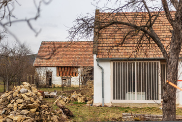 A kertek végén, megújulás előtt és közben. A műemlékvédelem előírásai a kisebb részletek, vezetékek, homlokzati lámpák felszerelését is behatárolják, azonban aki a Petőfi utcába költözik, már jó előre tudja, mire vállalkozik.