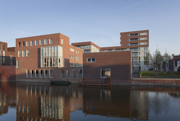 IJburg (Haveneiland blok 12), Amsterdam (2004-2009). Építész: Steenhuis Bukman Architecten, Maaskant & Van Velzen, Dicomedia & Rijnvos Voorwinde. Fotó: Jannes Linders