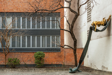 A Dob utcai épület előtt 1991 óta áll Szabó Tamás Carl Lutz -szobra. Ekkoriban cserélték ki az eredeti, profilüveg sávablakokat a ma látható nyílászárókra.