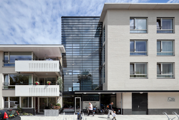 A nagyobb lakósűrűségű, magsabb beépítések a terület szélén. Építész: Steenhuis Bukman Architecten. Fotó: Jannes Linders