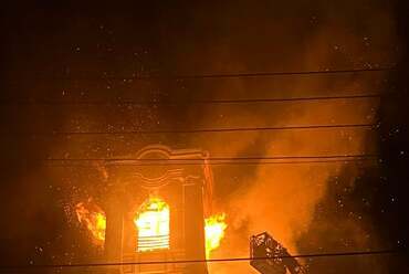 A lángokban álló templomtorony .Kép forrása: Veszprémi Érsekség Facebook
