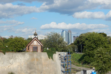 A támfal egy restaurált szakasza, felette a bajkovai temető ortodox kápolnája, háttérben a kijevi neoliberális városfejlesztés. Fotó: szerző fotója (2021)