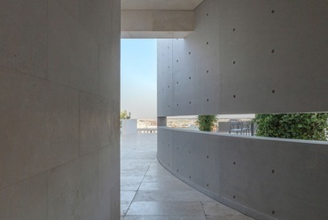 Az említett beton-ív: a felület megnyitása a Duna vedutájához lett komponálva, Fotó: Bujnovszky Tamás