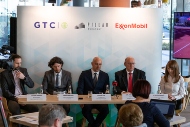 Csiszér András (ZDA), Orbán András (ExxonMibil), Gulyás Ede országigazgató (GTC Magyarország), Dr. Tóth József polgármester (Budapest, XIII. kerület) és P. Kovács Anikó (CBRE) a Pillar Irodaház sajtótájékoztatóján