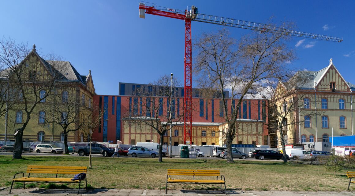 Az épülő központi új épület, Fotó forrása: Krämer, Kiss és Társaik Kft., Fotó: Móri András, 2022.