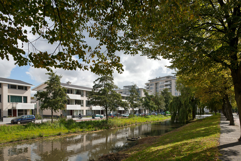 A Bomenwijk megújulásának első üteme, háttérben a lakósűrűséget növelő többszintes házak (2017). Építész: Steenhuis Bukman Architecten. Foró: Jannes Linders
