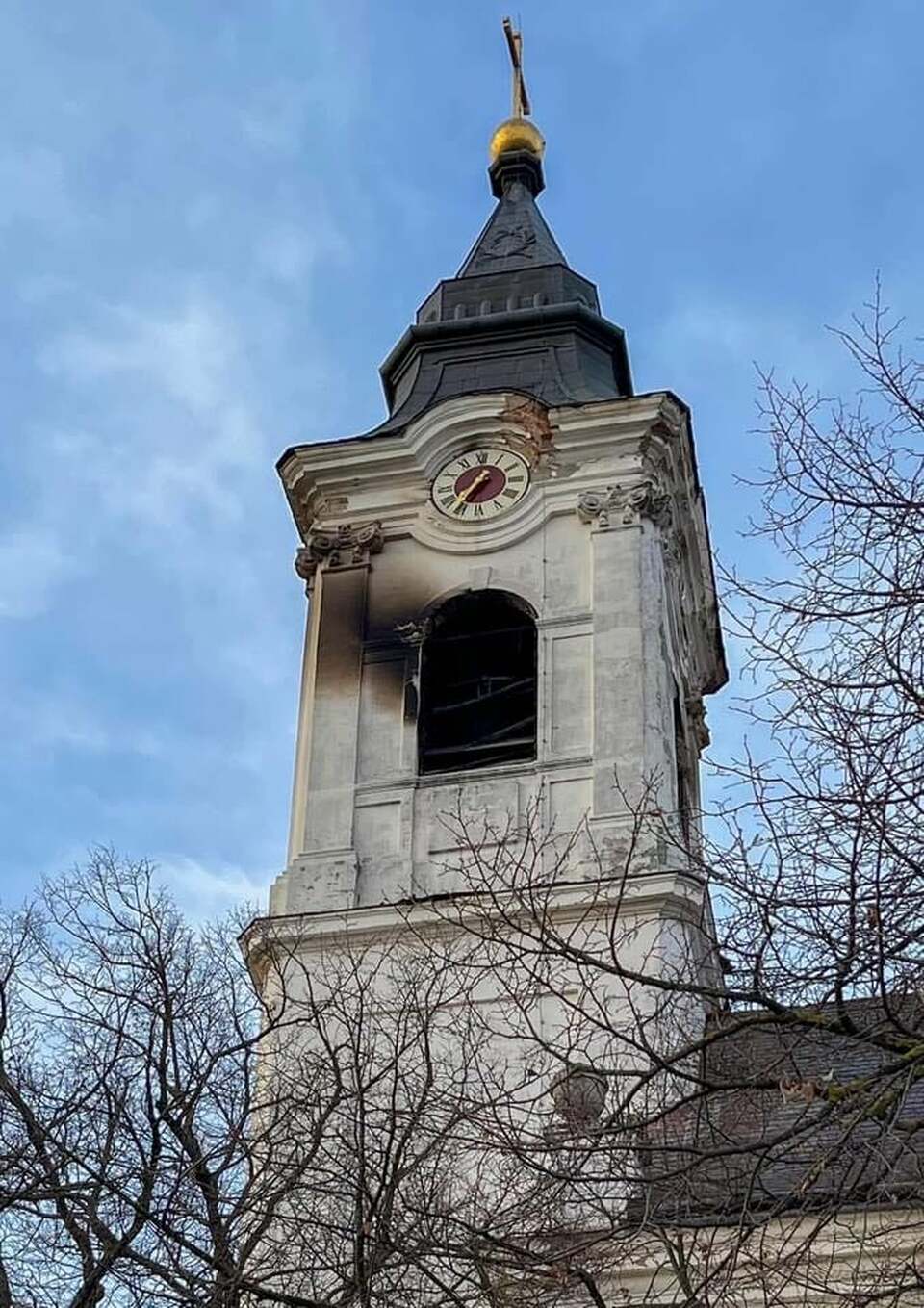 A kiégett templomtorony. Kép forrása: Veszprémi Érsekség Facebook