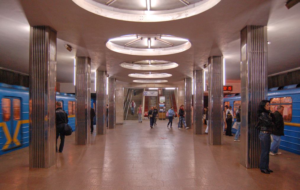 Tamara Celikovszka és mások: a kijevi Beresztejszka metróállomás. Forrás: Wikipédia