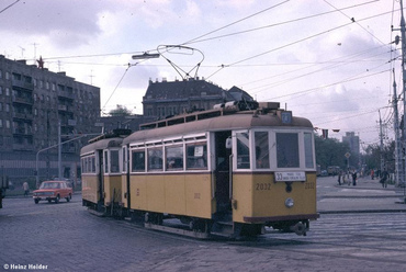 Ikerkocsi kanyarodik az Árpád híd felé, a hetvenes évek második felében. Forrás: hampage.hu