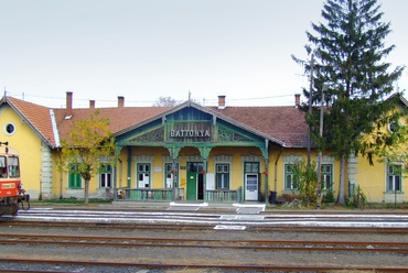 Szintén Battonya állomás, 16 évvel ezelőtti képen. Ekkor ugyan már csak néhány járattal, de még elérhető volt Szeged és Békéscsaba felől is, az állomáson pedig állandó szolgálat volt, rendezett környezettel. 