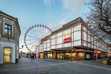 Eger városának történelmi főterén, az egykori piac helyén épült fel 1974-re a Centrum áruház. Az épület az egykori hatalmas teret így kettéosztotta, a mai Dobó -és Gárdonyi Géza térre.